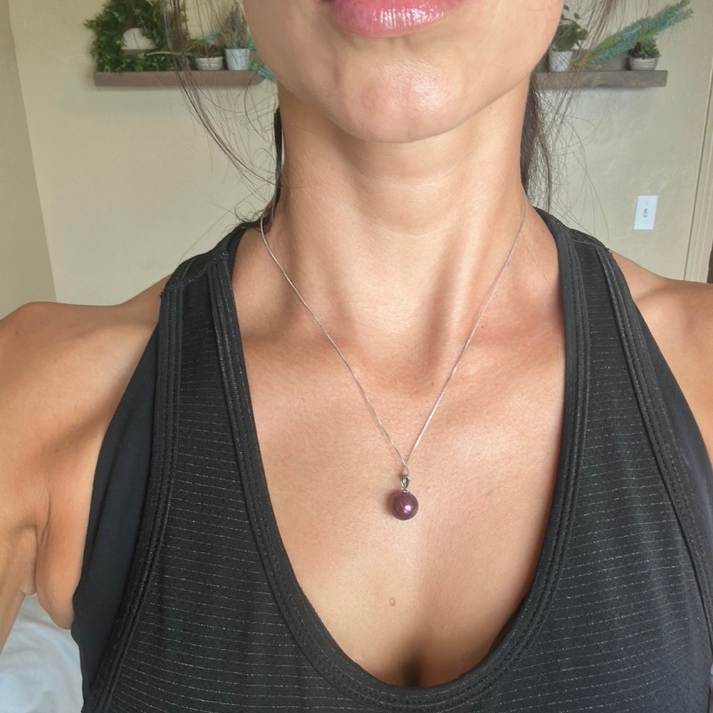 Elegant Purple Pearl Pendant Necklace‎ on Sterling Silver Chain.